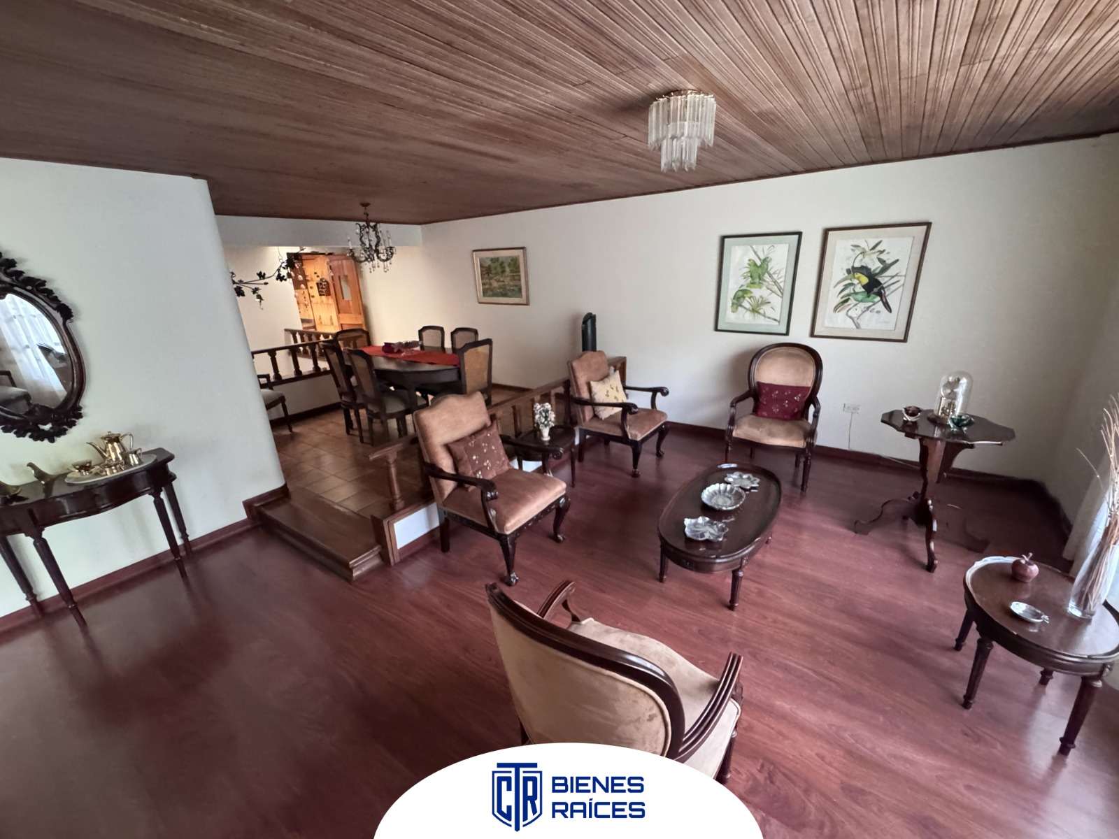 🏡 ¡Amplia casa con gran potencial para vivir o invertir!