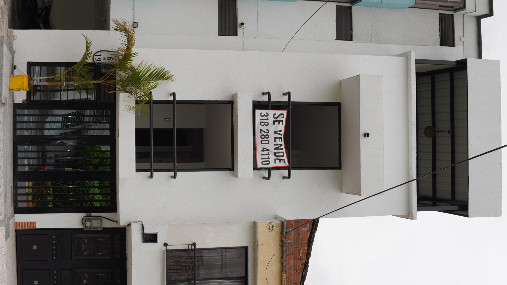 Casa de 4 Pisos en Barcelona: Totalmente Renovada, con Terraza y Acabados para Estrenar
