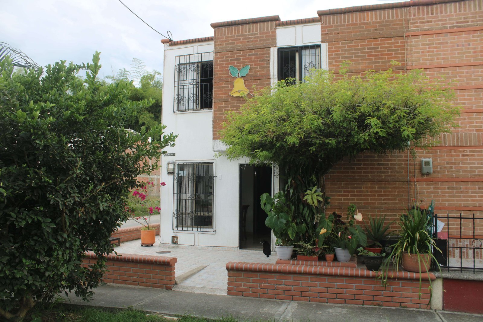 Galería Se vende hermosa casa esquinera de 2 plantas en el barrio La Linda 🏡