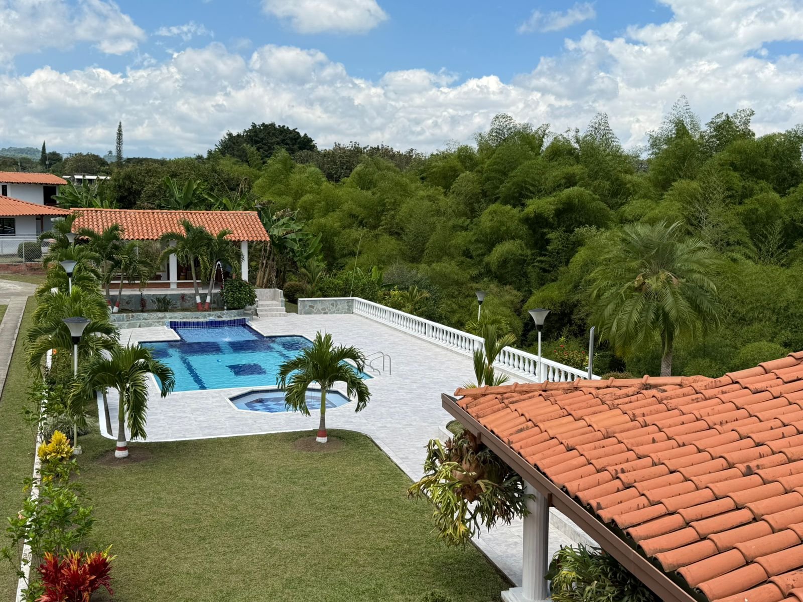 Galería 🌿🏊 Finca espectacular con piscina, cabañas y quebrada propia en Alcalá