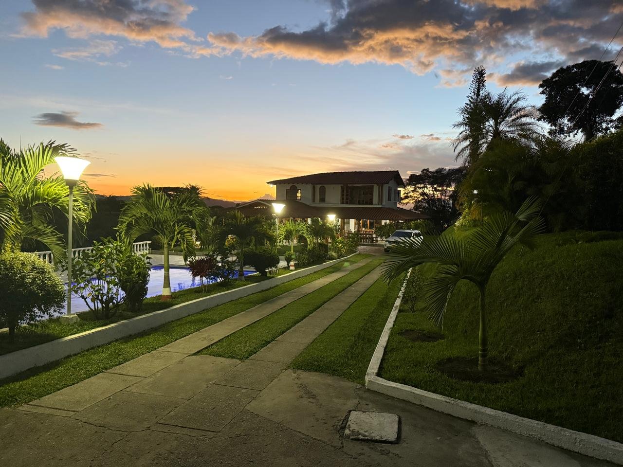 Galería 🌿🏊 Finca espectacular con piscina, cabañas y quebrada propia en Alcalá