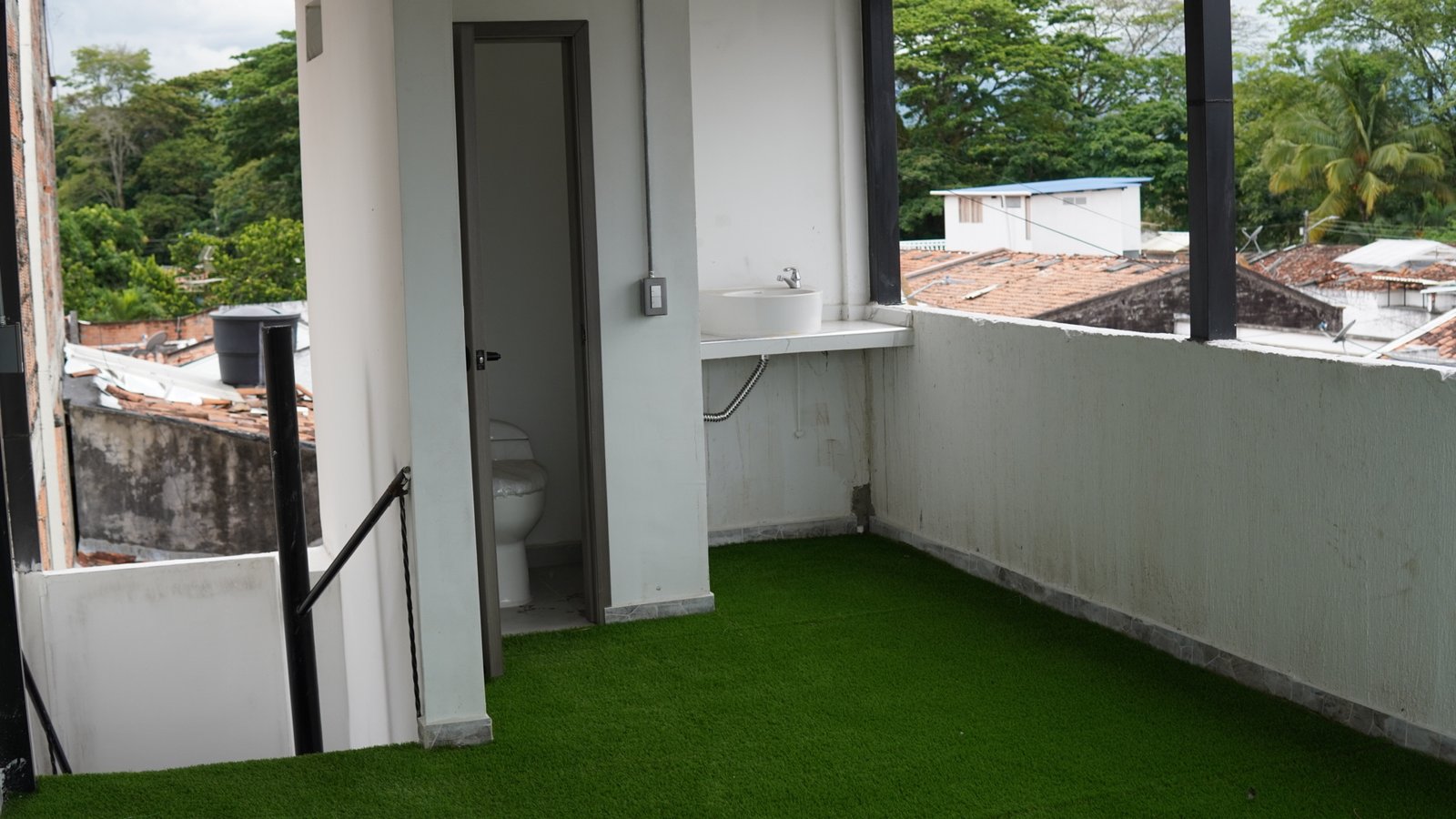 Galería Casa de 4 Pisos en Barcelona: Totalmente Renovada, con Terraza y Acabados para Estrenar