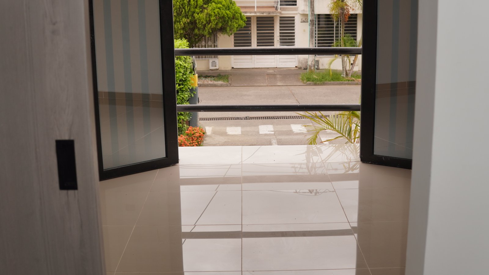 Galería Casa de 4 Pisos en Barcelona: Totalmente Renovada, con Terraza y Acabados para Estrenar