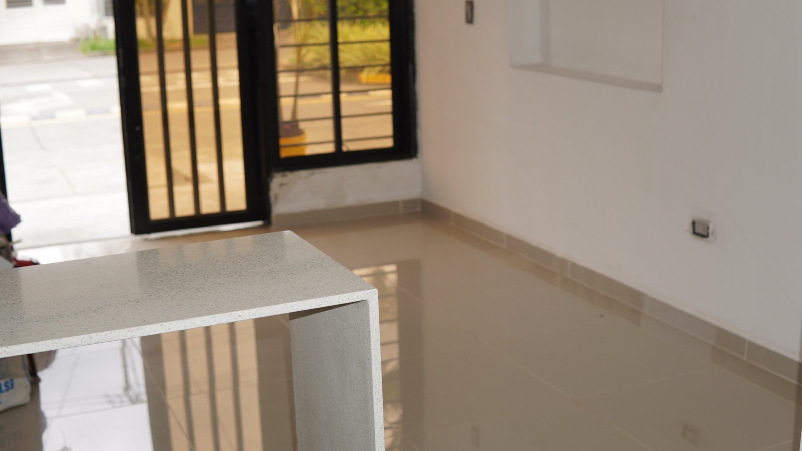 Galería Casa de 4 Pisos en Barcelona: Totalmente Renovada, con Terraza y Acabados para Estrenar